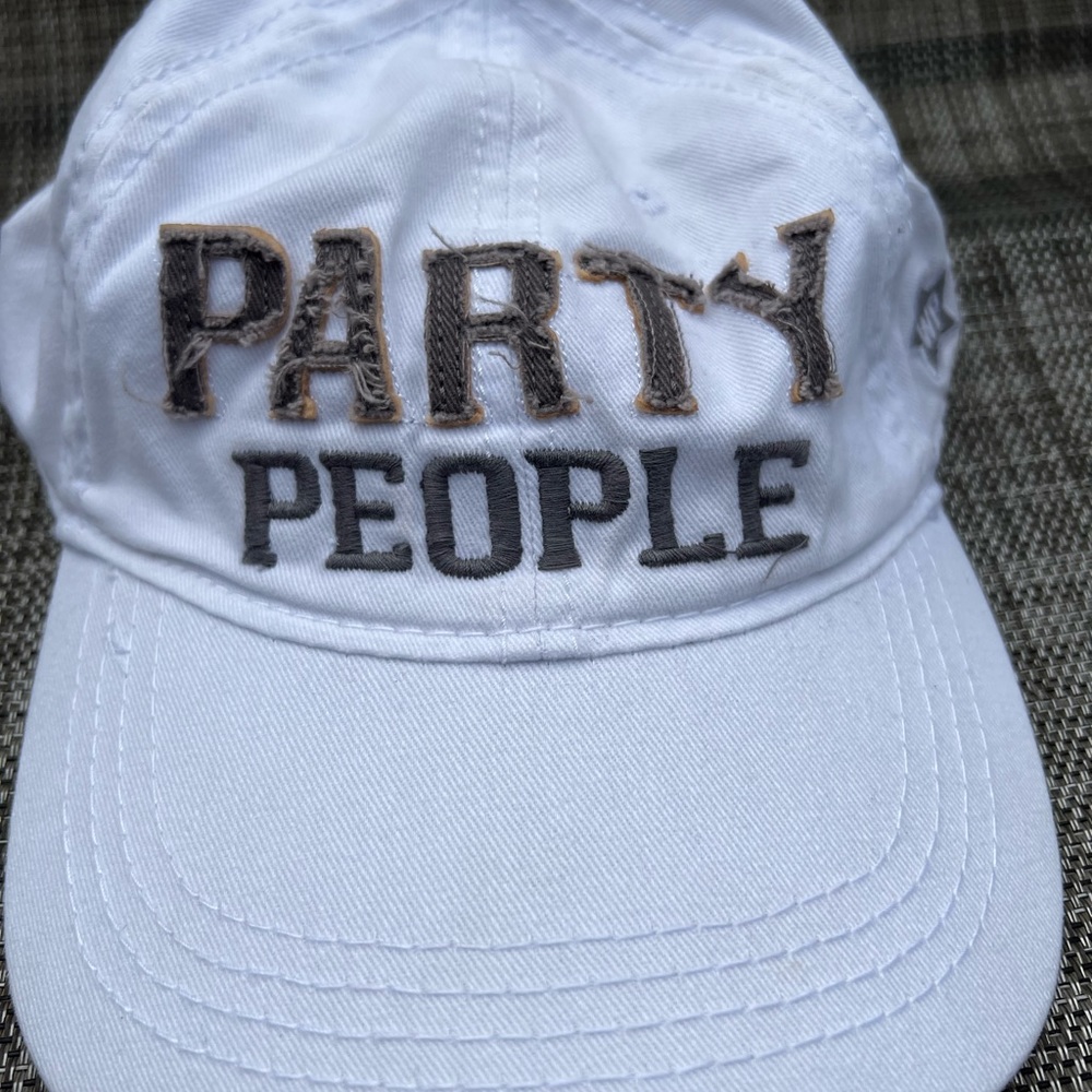 White adjustable hat Party People distressed design